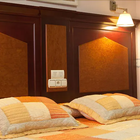 Sara By Gaiarooms Salamanka